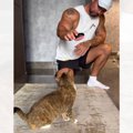飼い主さんがブラシを取り出して猫に見せると…あまりにも尊い『朝の光…